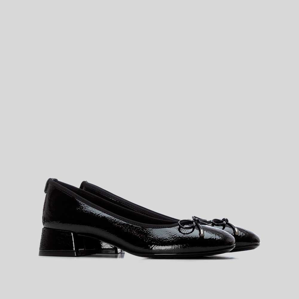 Zapato tacón bajo lazo negro XTI