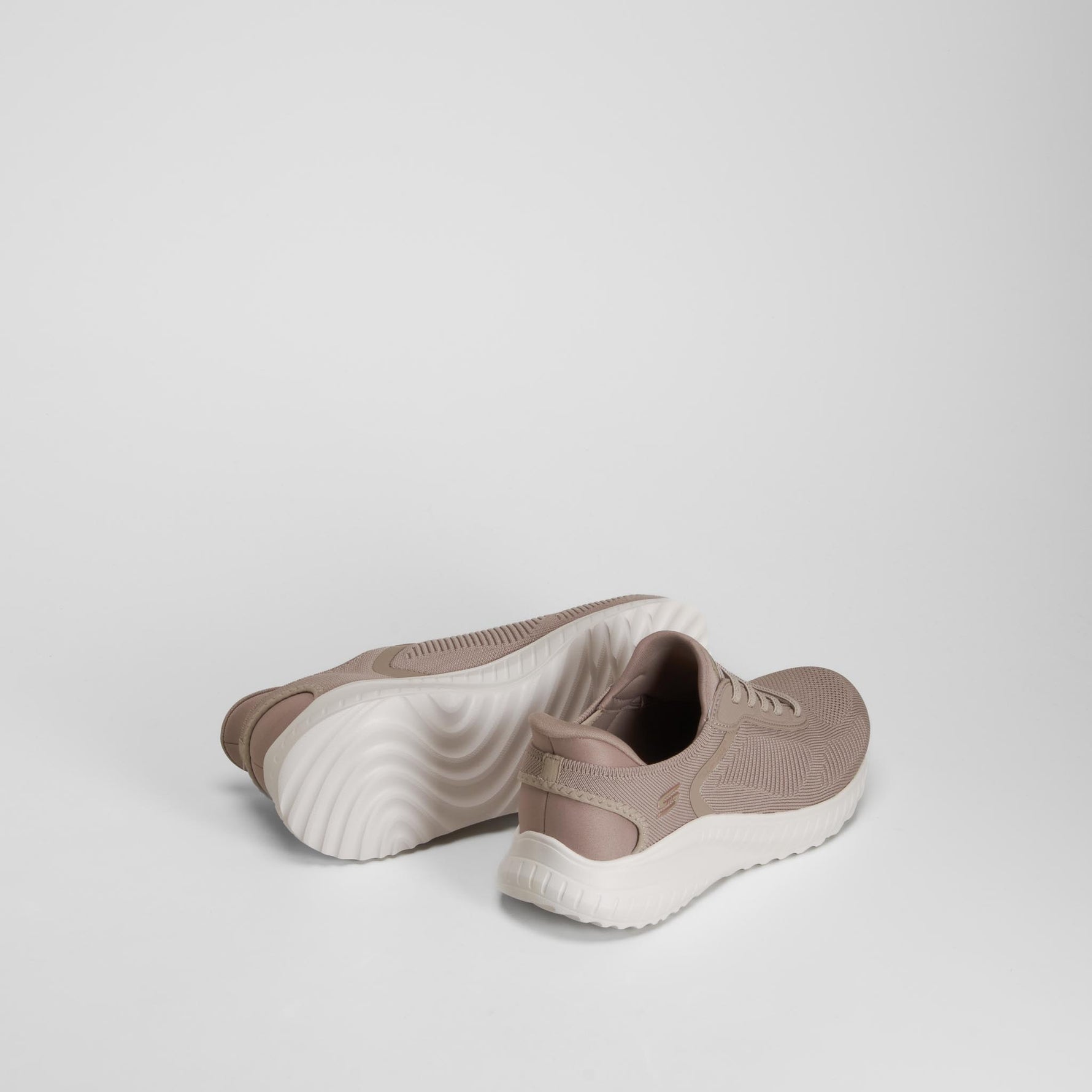 Zapatilla deportiva marrón suela blanca SKECHERS