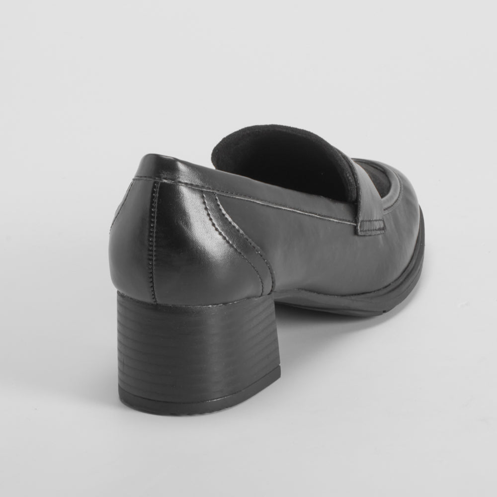 Mocasín tacón Hexaflex negro COMFEET
