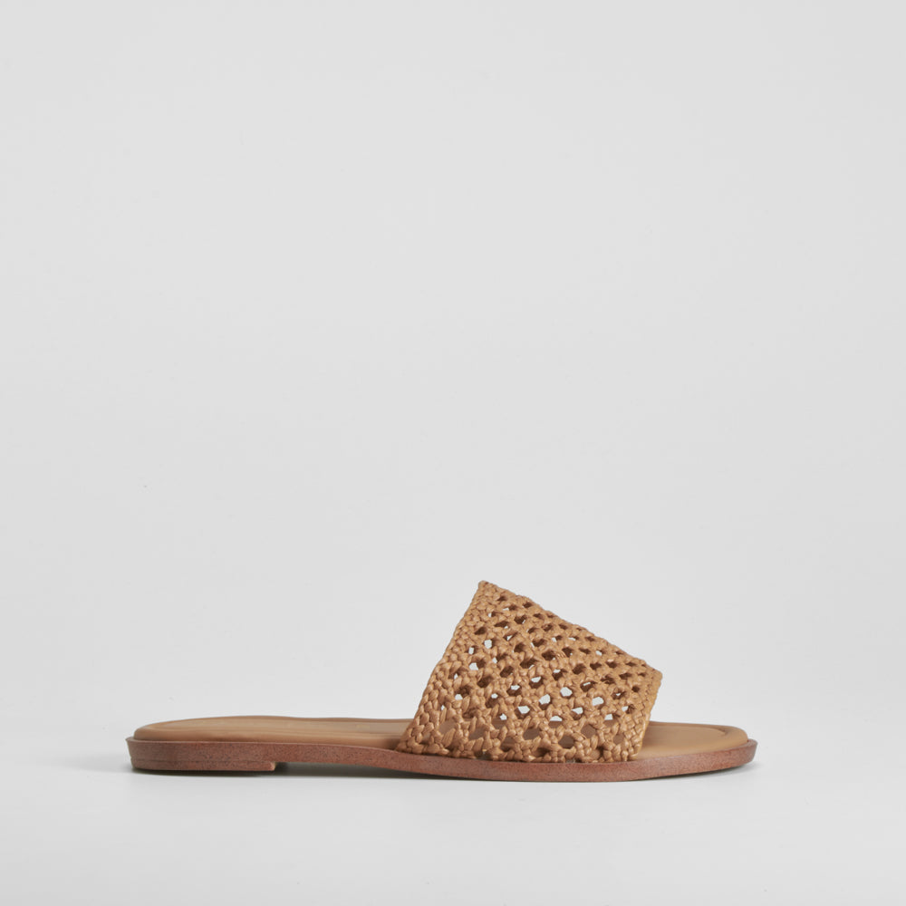 Sandalia plana plana trenzada beige PICCOLA PIU