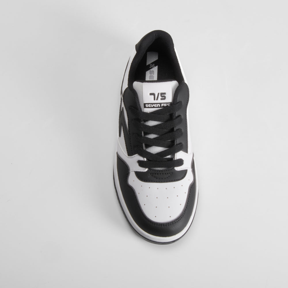 Deportiva basket low blanca y negra SEVEN FIVE