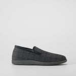 Zapatilla casa cerrada cuadros negra COMFEET