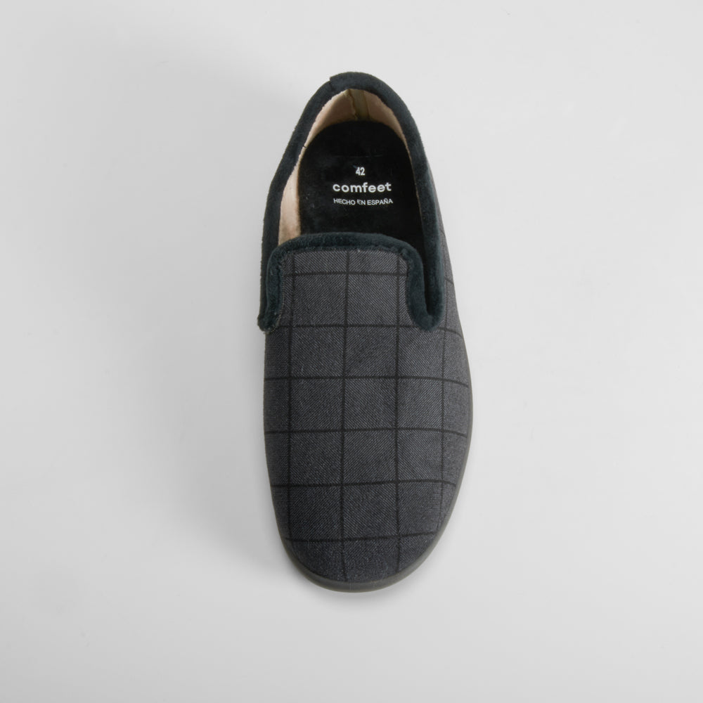 Zapatilla casa cerrada cuadros negra COMFEET