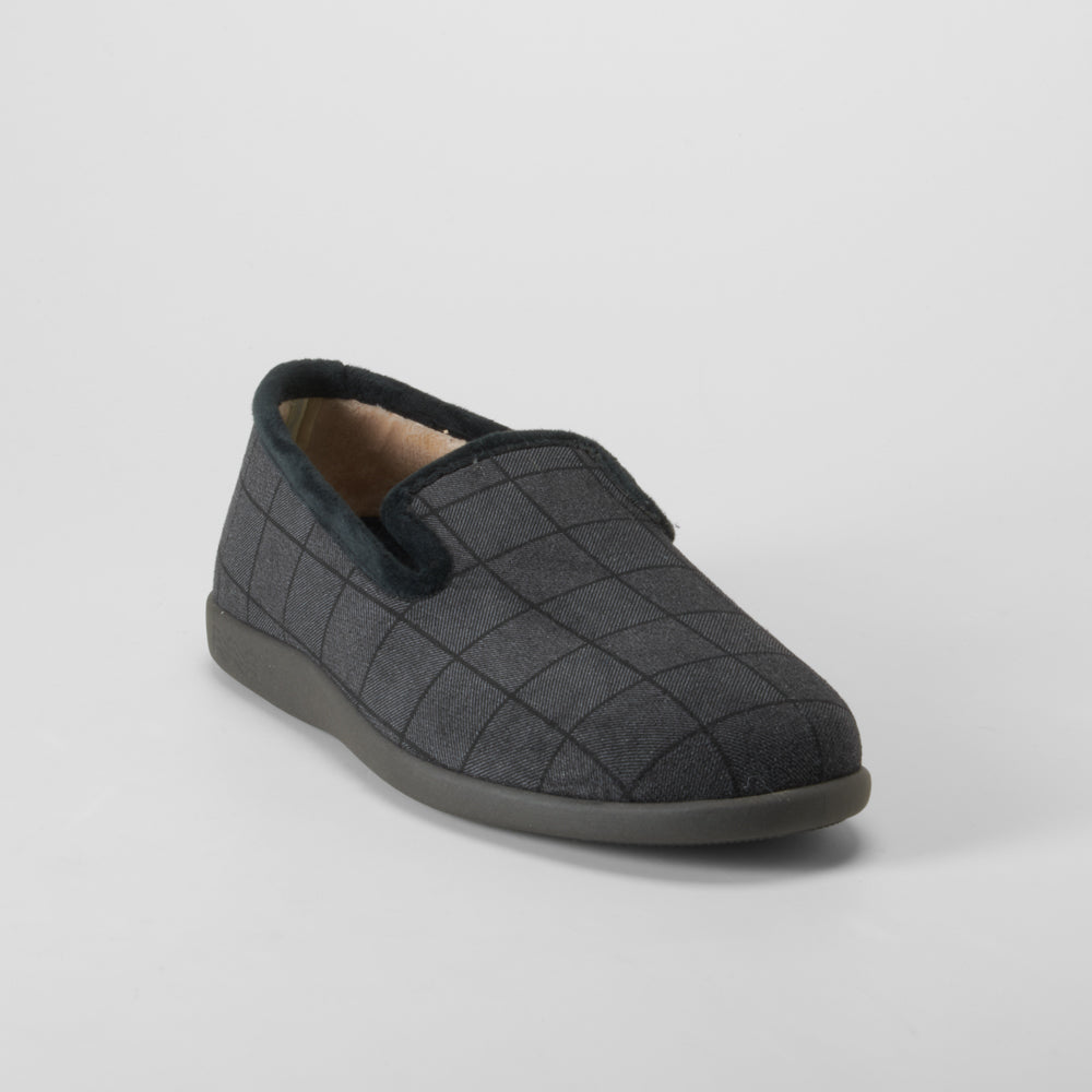 Zapatilla casa cerrada cuadros negra COMFEET