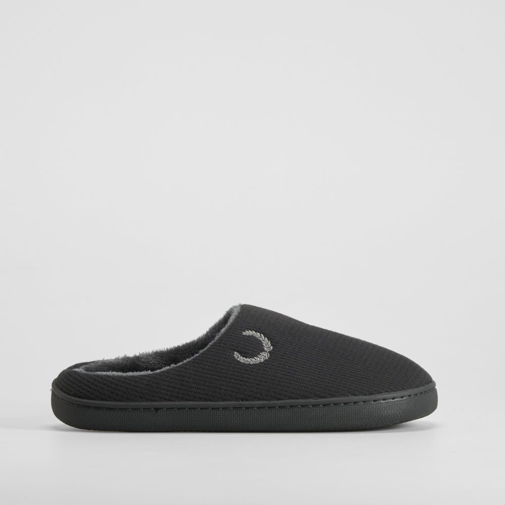 Zapatilla casa laurel bordado negra OLYNE