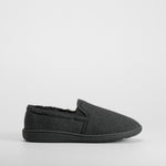 Zapatilla casa cerrada cuadros negra OLYNE