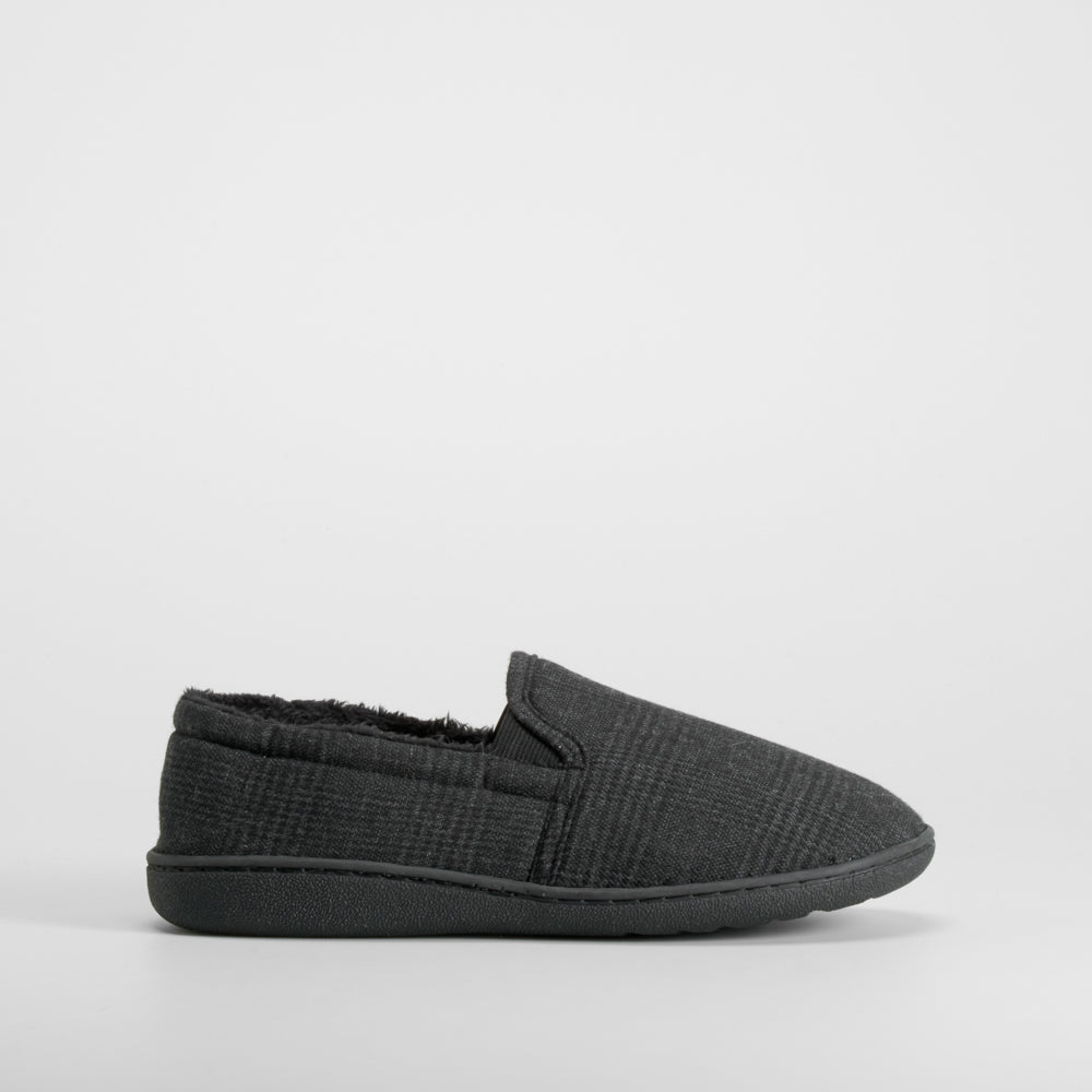 Zapatilla casa cerrada cuadros negra OLYNE