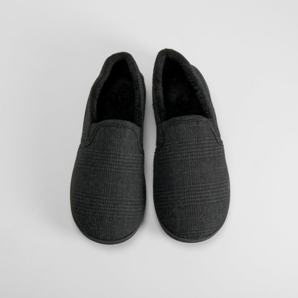 Zapatilla casa cerrada cuadros negra OLYNE