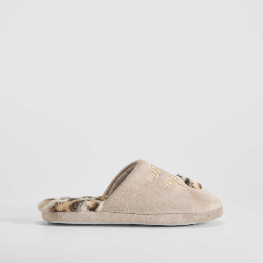 Zapatilla casa corazón y animal print beige OLYNE