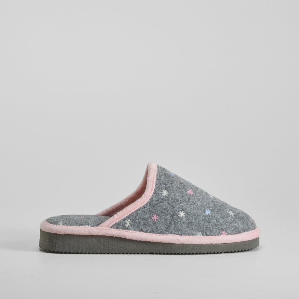 Zapatilla casa florecitas gris OLYNE