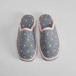 Zapatilla casa florecitas gris OLYNE