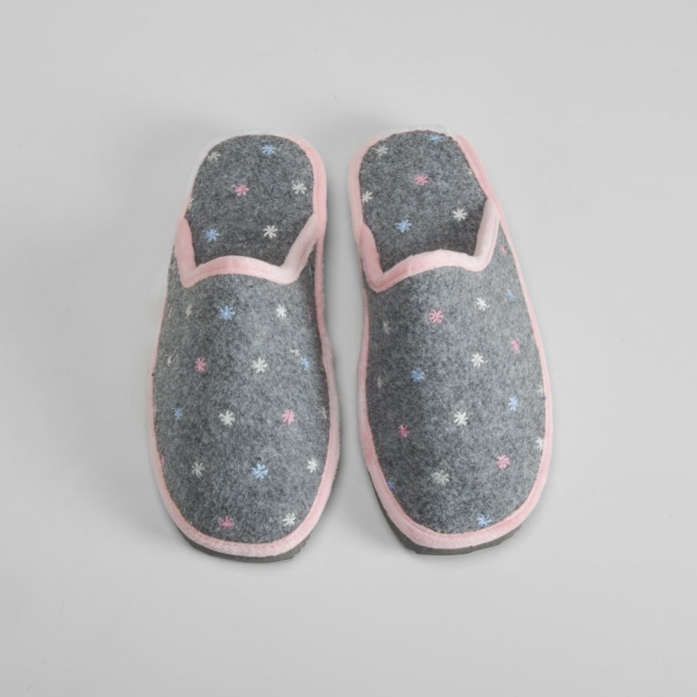 Zapatilla casa florecitas gris OLYNE