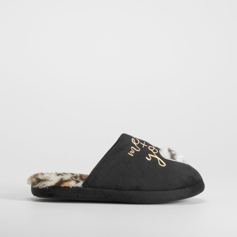 Zapatilla casa corazón y animal print negra OLYNE