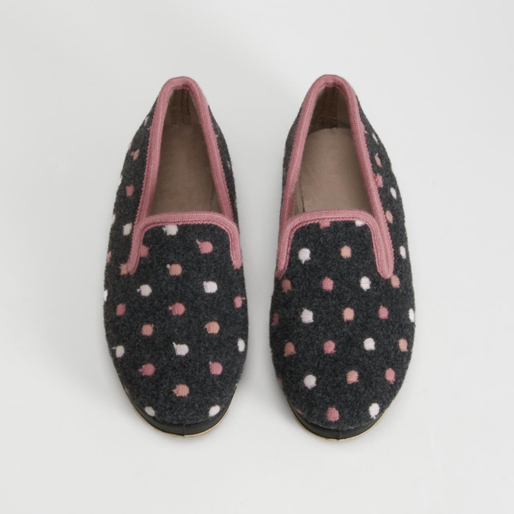 Zapatilla de casa cerrada gris lunares OLYNE