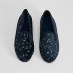 Zapatilla casa cerrada cuña azul print hojas OLYNE