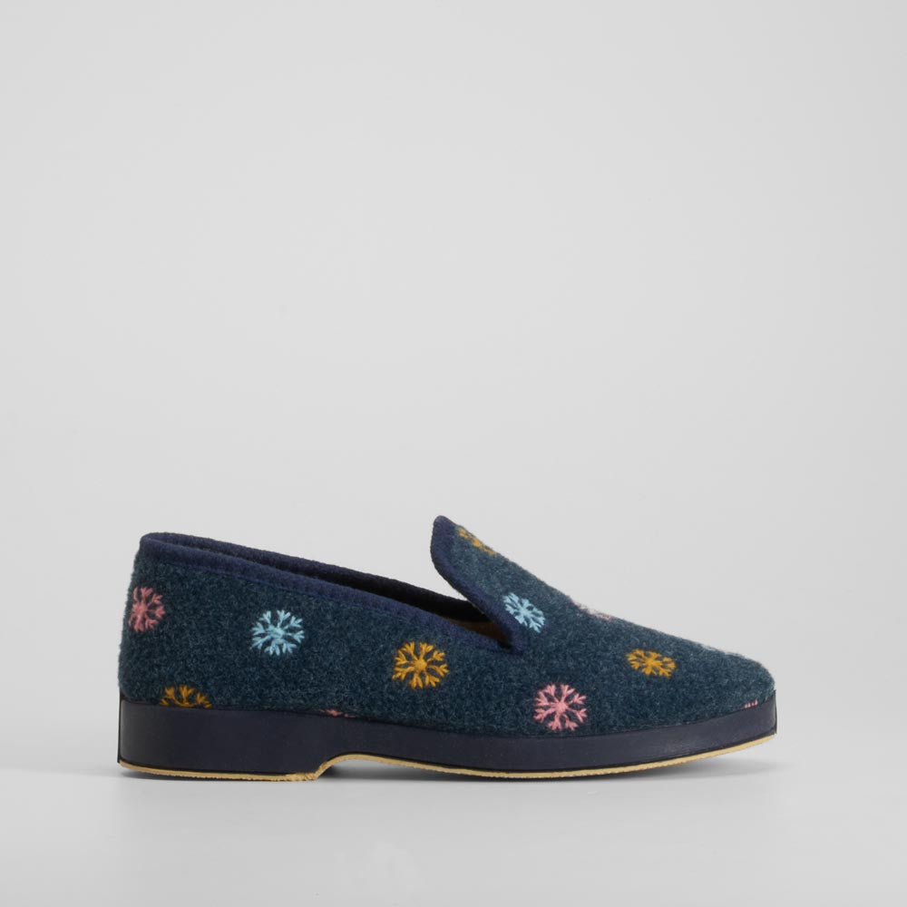 Zapatilla casa cerrada azul floreada OLYNE