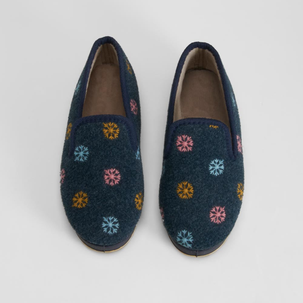 Zapatilla casa cerrada azul floreada OLYNE
