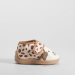 Zapatilla casa cerrada velcro bebé dalmata OLYNE