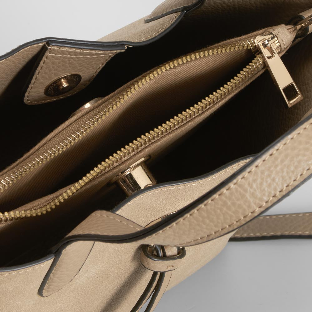 Bolso de mano tachuelas beige PICCOLA PIU