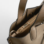 Bolso de mano tachuelas beige PICCOLA PIU
