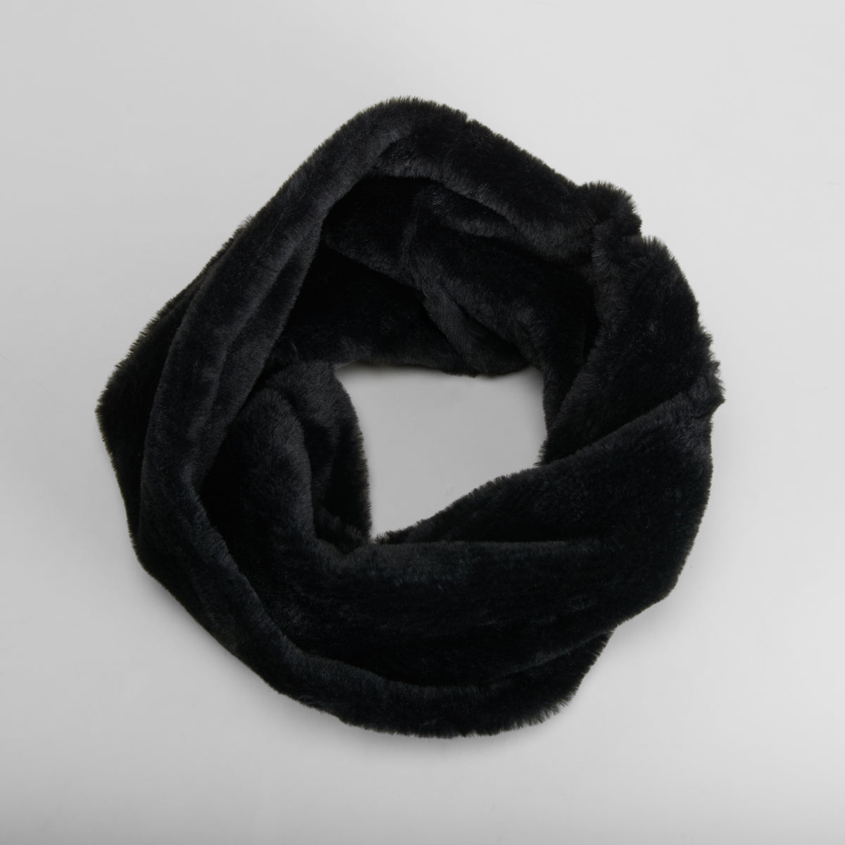 Cuello pelo suave negro MERKAL