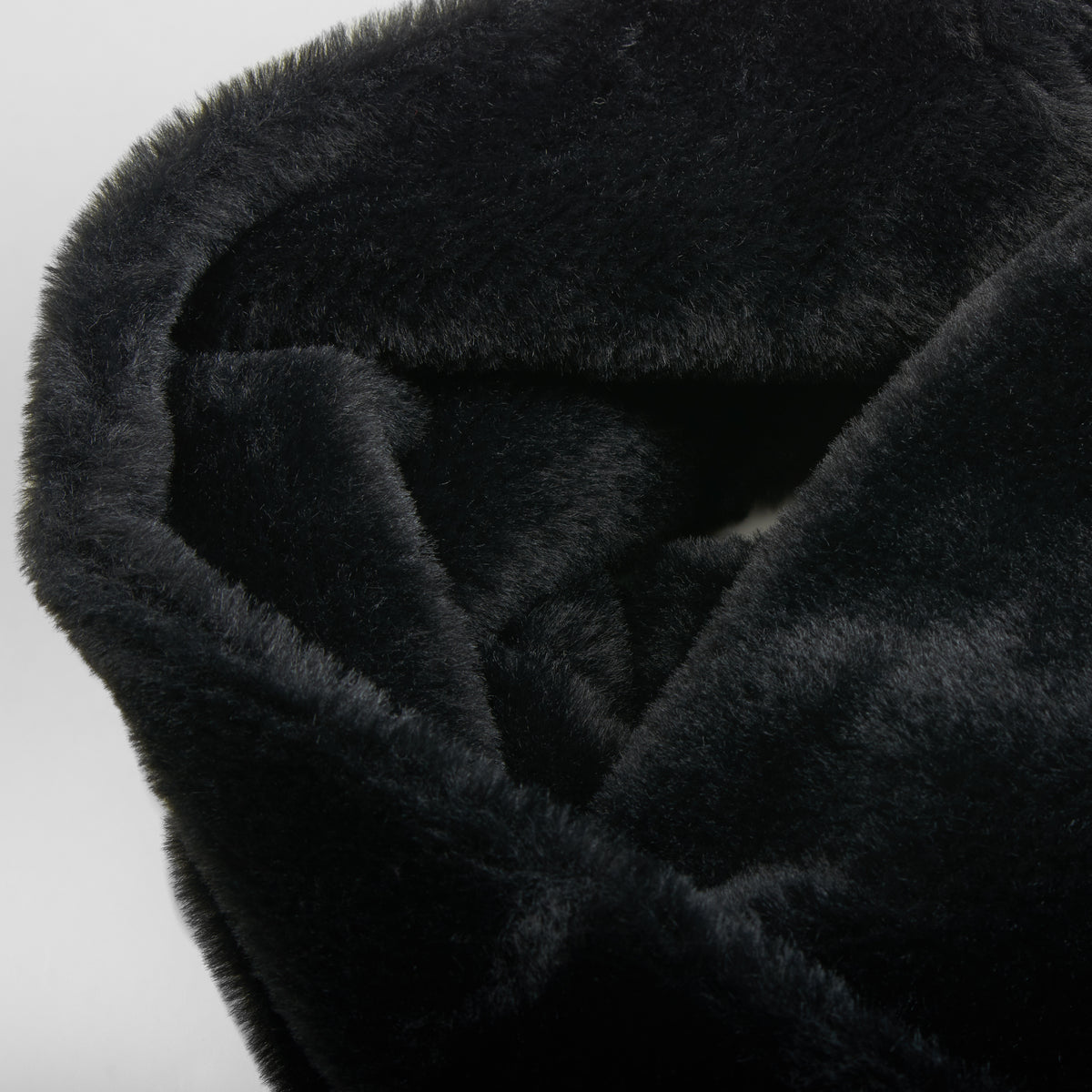 Cuello pelo suave negro MERKAL