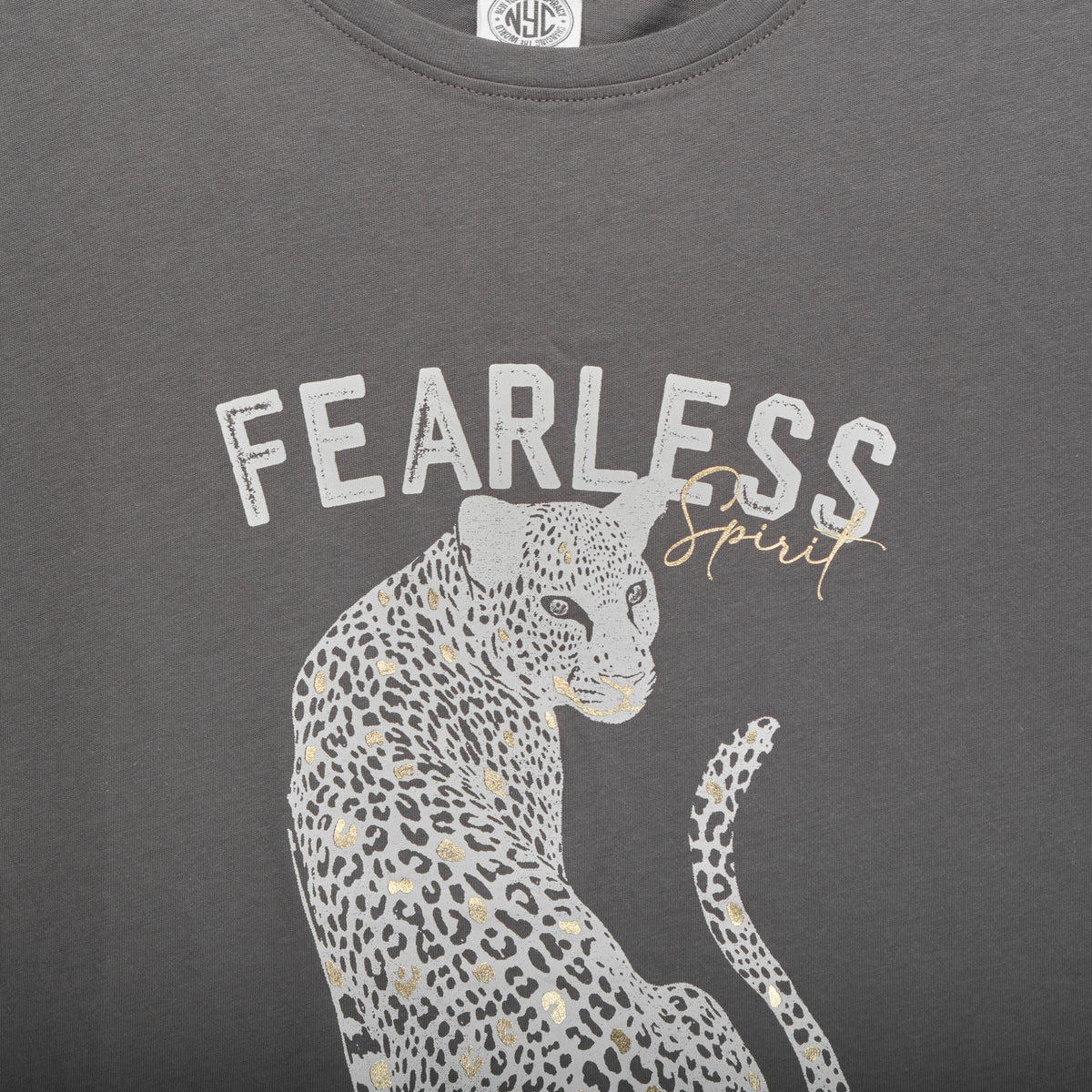 Camiseta con estampado de leopardo gris NYC