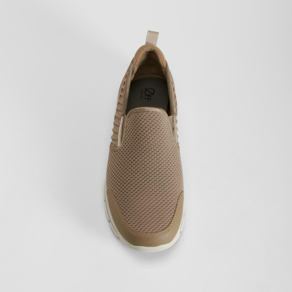 Zapatilla walking slip on marrón COMFEET