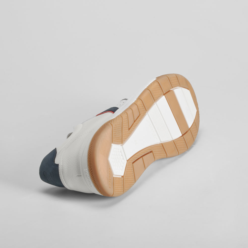 Sneaker blanca con cordón COMFEET