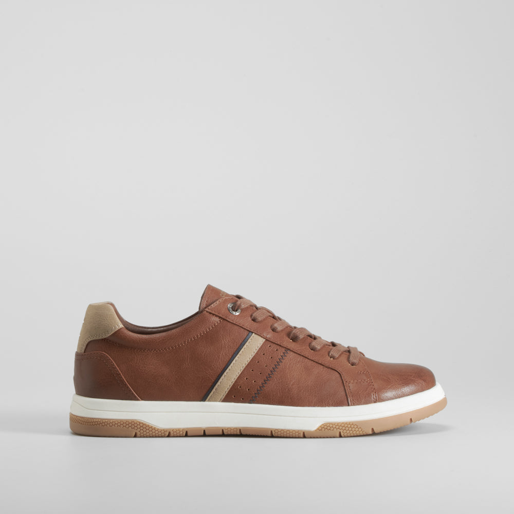 Zapatilla casual marrón detalles beige COMFEET