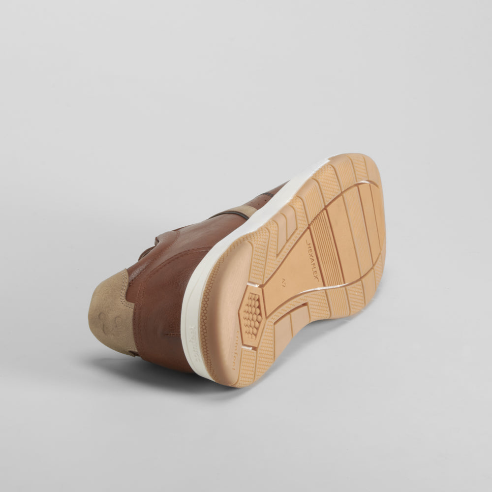 Zapatilla casual marrón detalles beige COMFEET