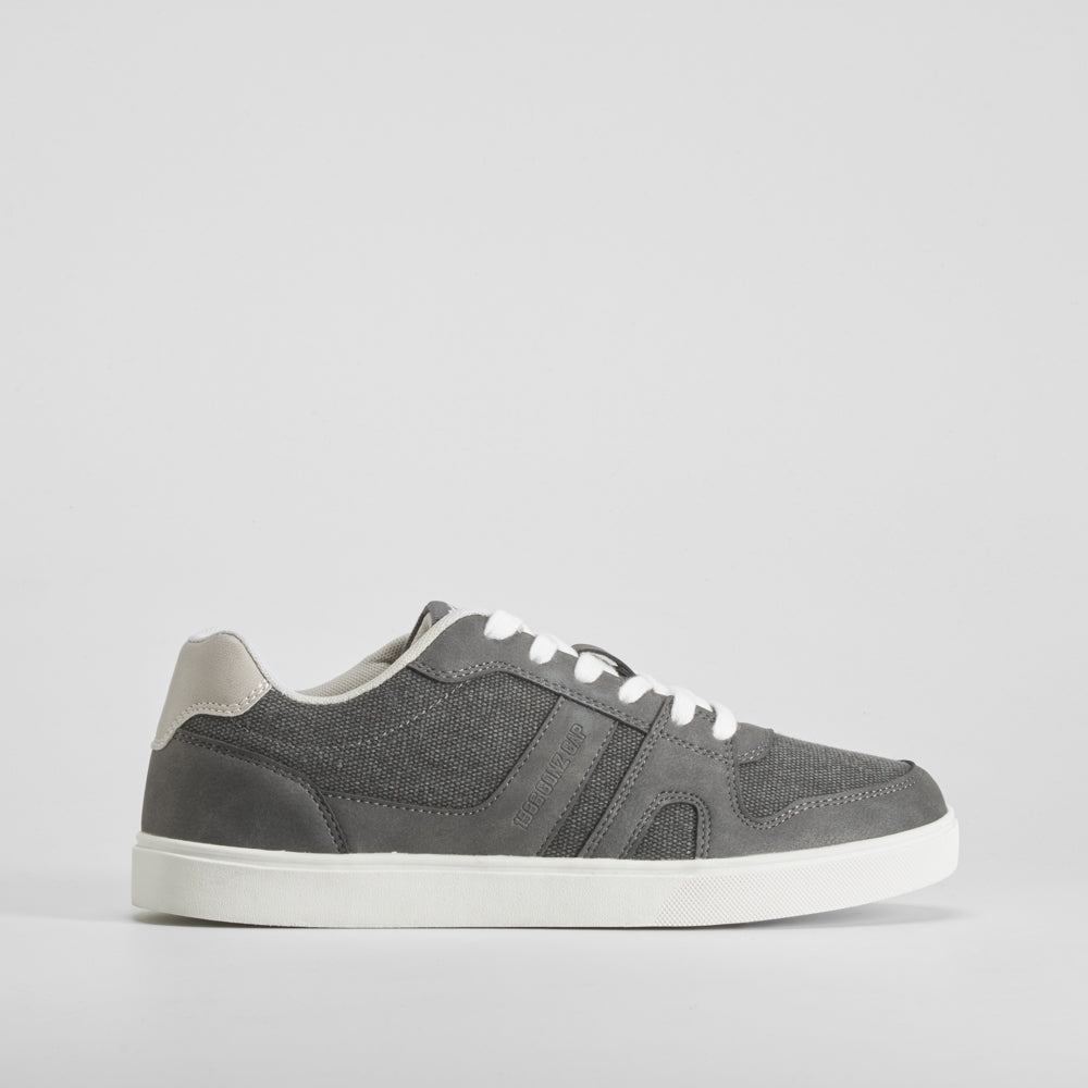 Deportiva gris suela blanca cordones claros NYC