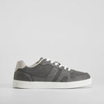 Deportiva gris suela blanca cordones claros NYC