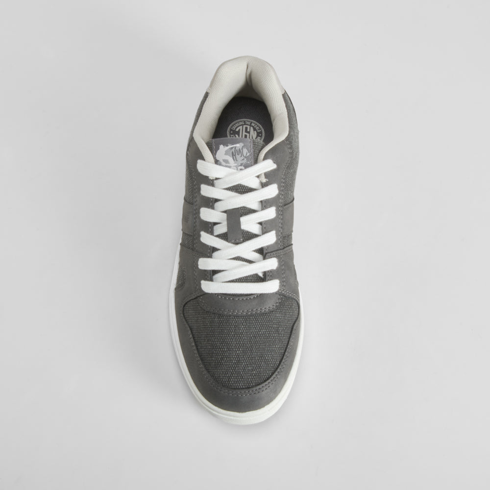 Deportiva gris suela blanca cordones claros NYC