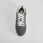 Deportiva gris suela blanca cordones claros NYC