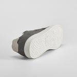 Deportiva gris suela blanca cordones claros NYC