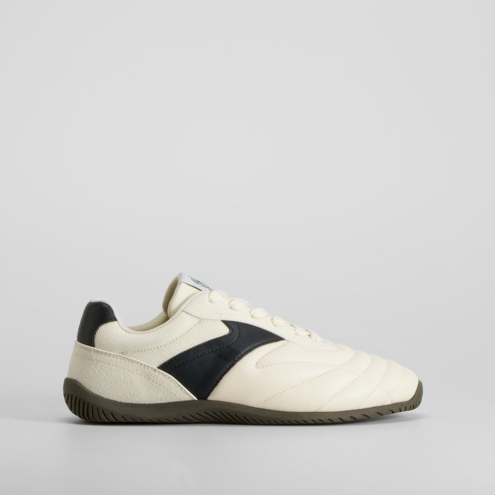 Zapatilla puntera acolchada blanca NYC