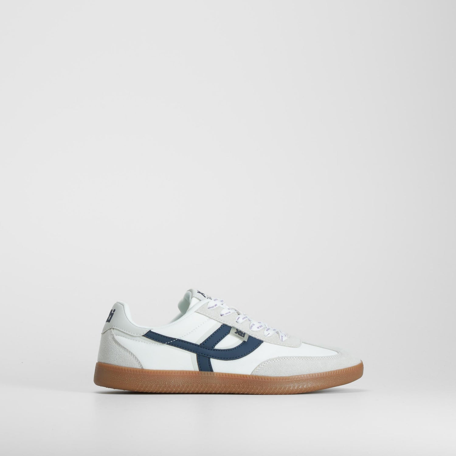 Zapatilla casual suela caramelo blanca XTI