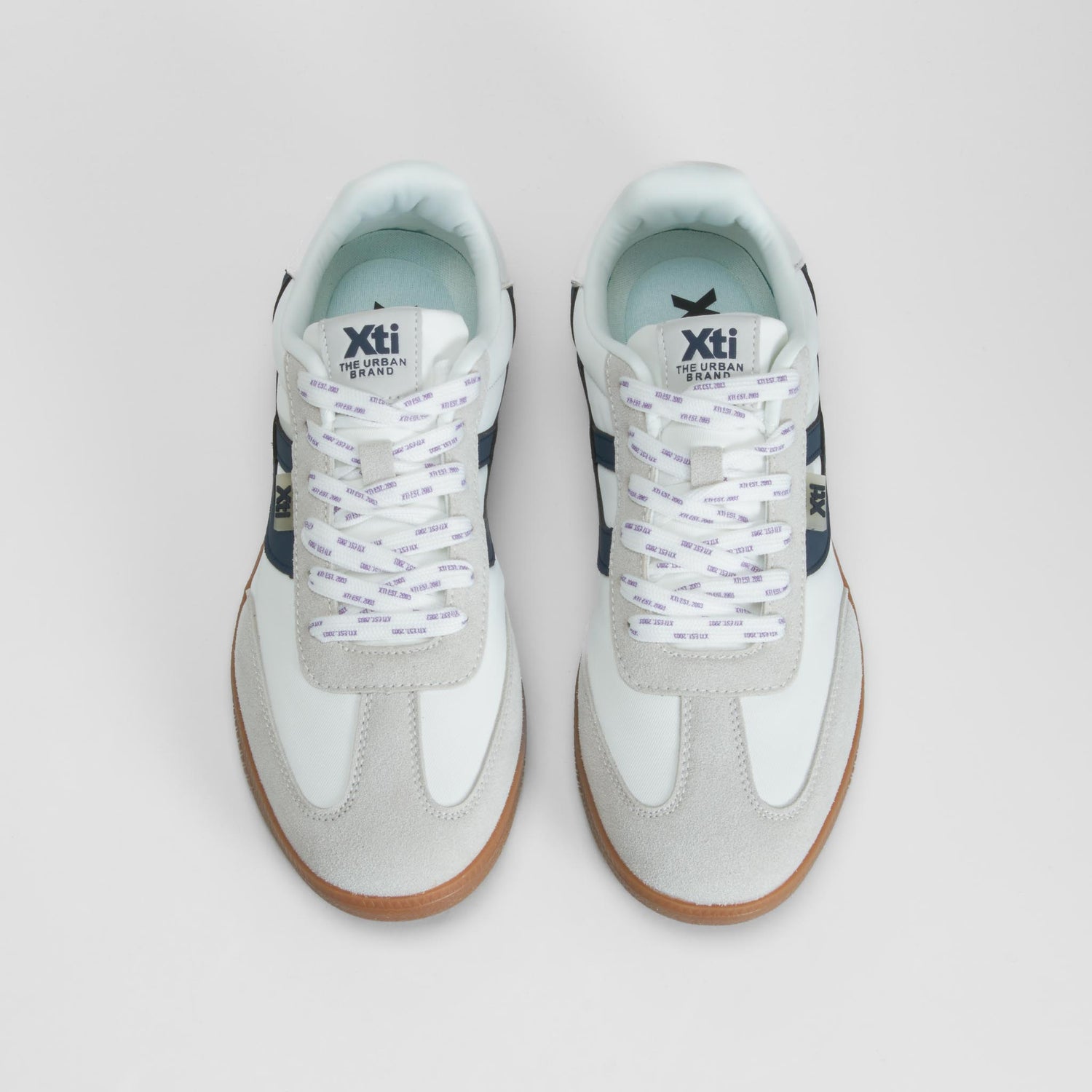 Zapatilla casual suela caramelo blanca XTI