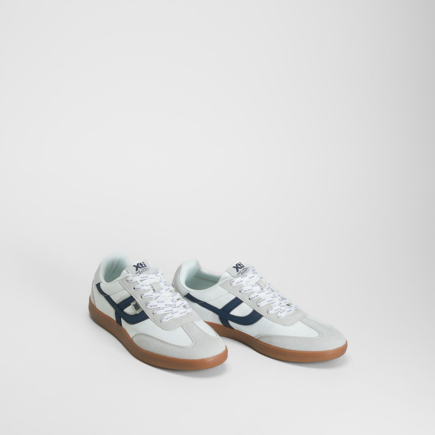 Zapatilla casual suela caramelo blanca XTI