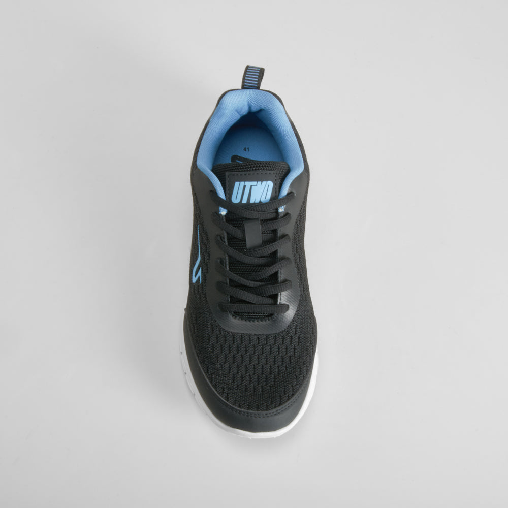 Deportiva negra con detalles azul UTWO