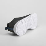 Deportiva negra con detalles azul UTWO