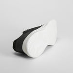 Zapatilla deportiva negra suela blanca UTWO