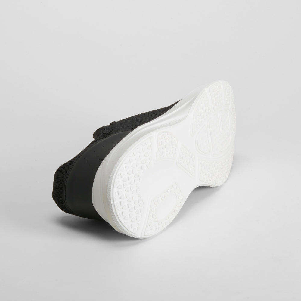 Zapatilla deportiva negra suela blanca UTWO