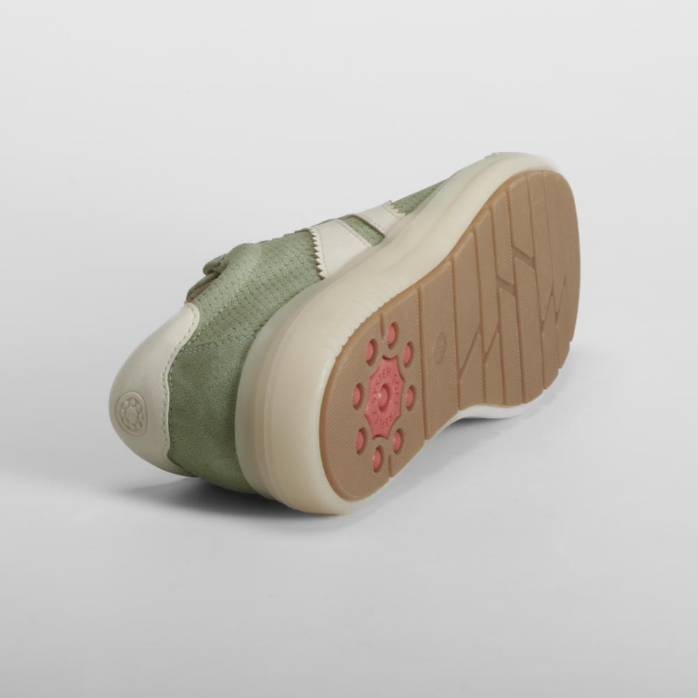 Deportiva verde con detalles blancos RELIFE