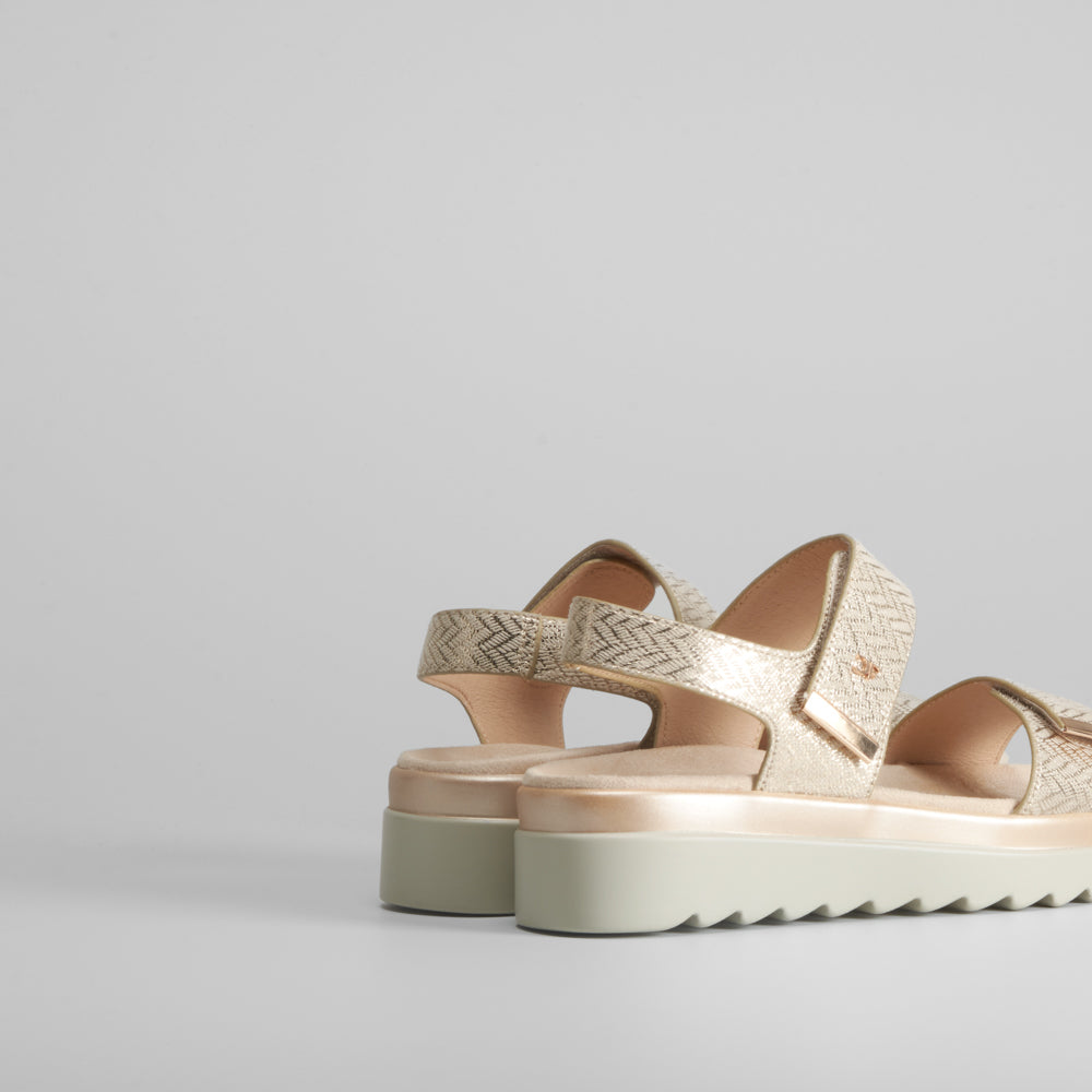 Sandalia cierre doble velcro oro COMFEET