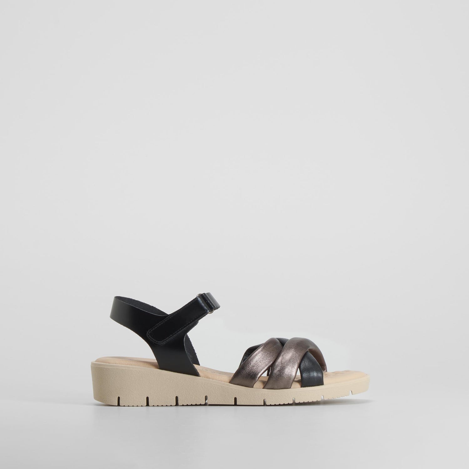 Sandalia cuña baja piel tiras negra COMFEET