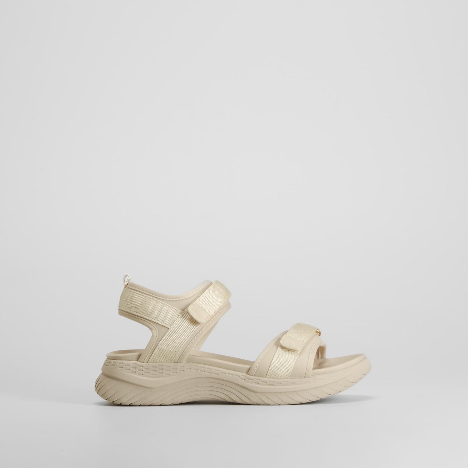 Sandalia con velcro beige COMFEET