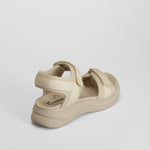Sandalia con velcro beige COMFEET