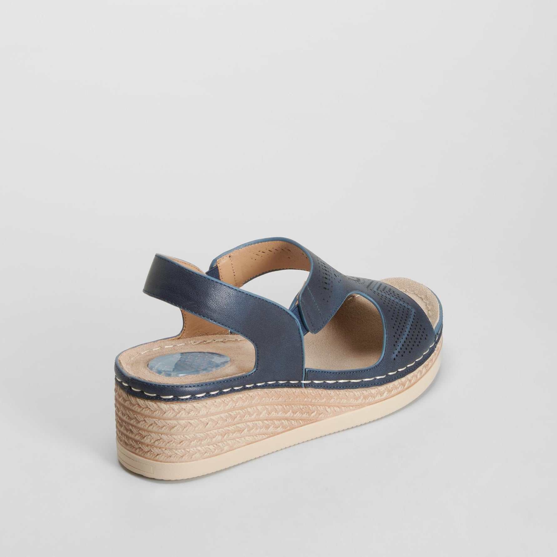 Sandalia cuña perfos azul COMFEET